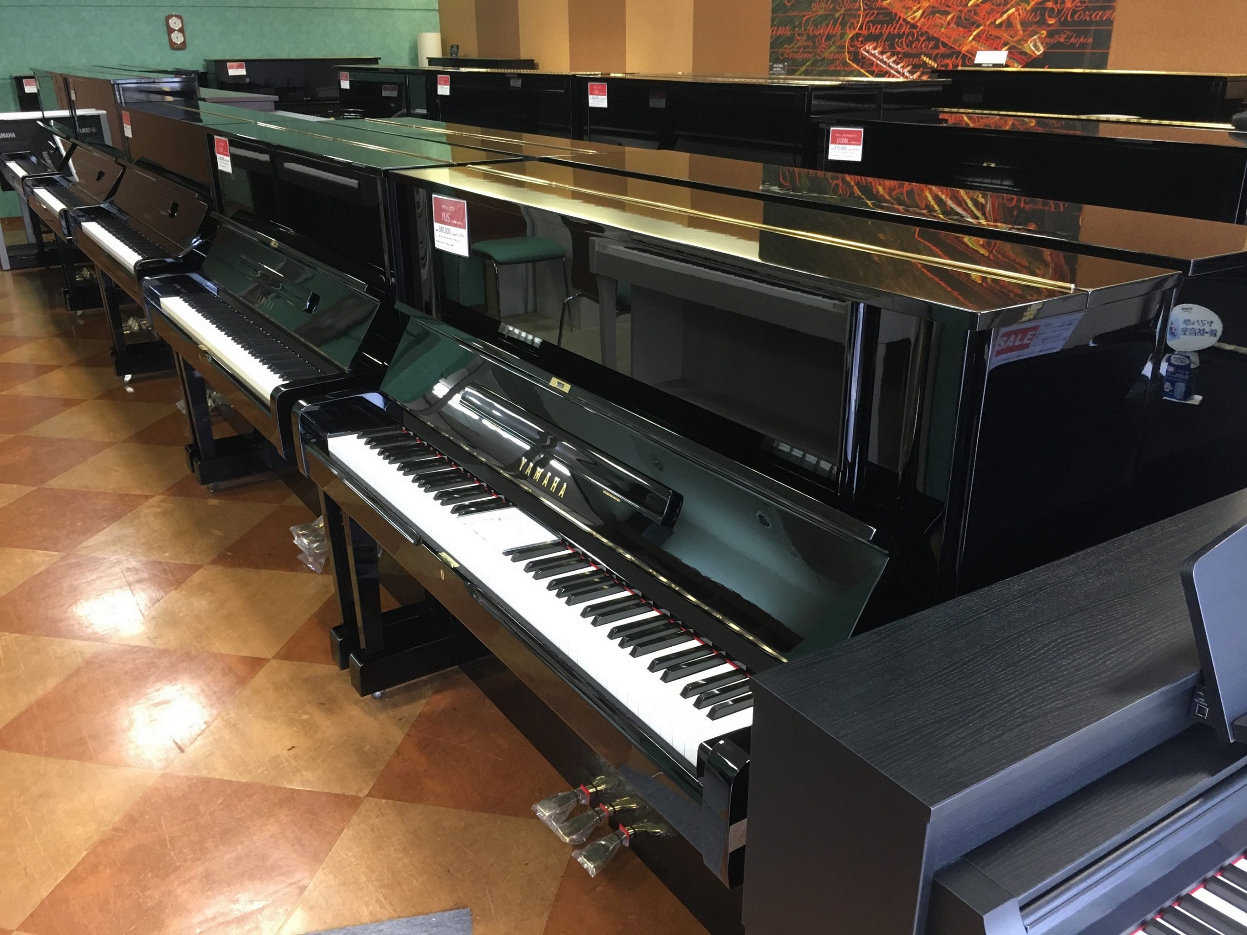 本社展示場にはピアノ30台以上展示！